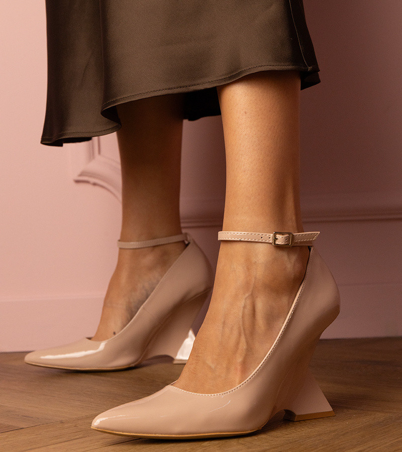 marka niezdefiniowana Beige patent wedge pumps Florianda