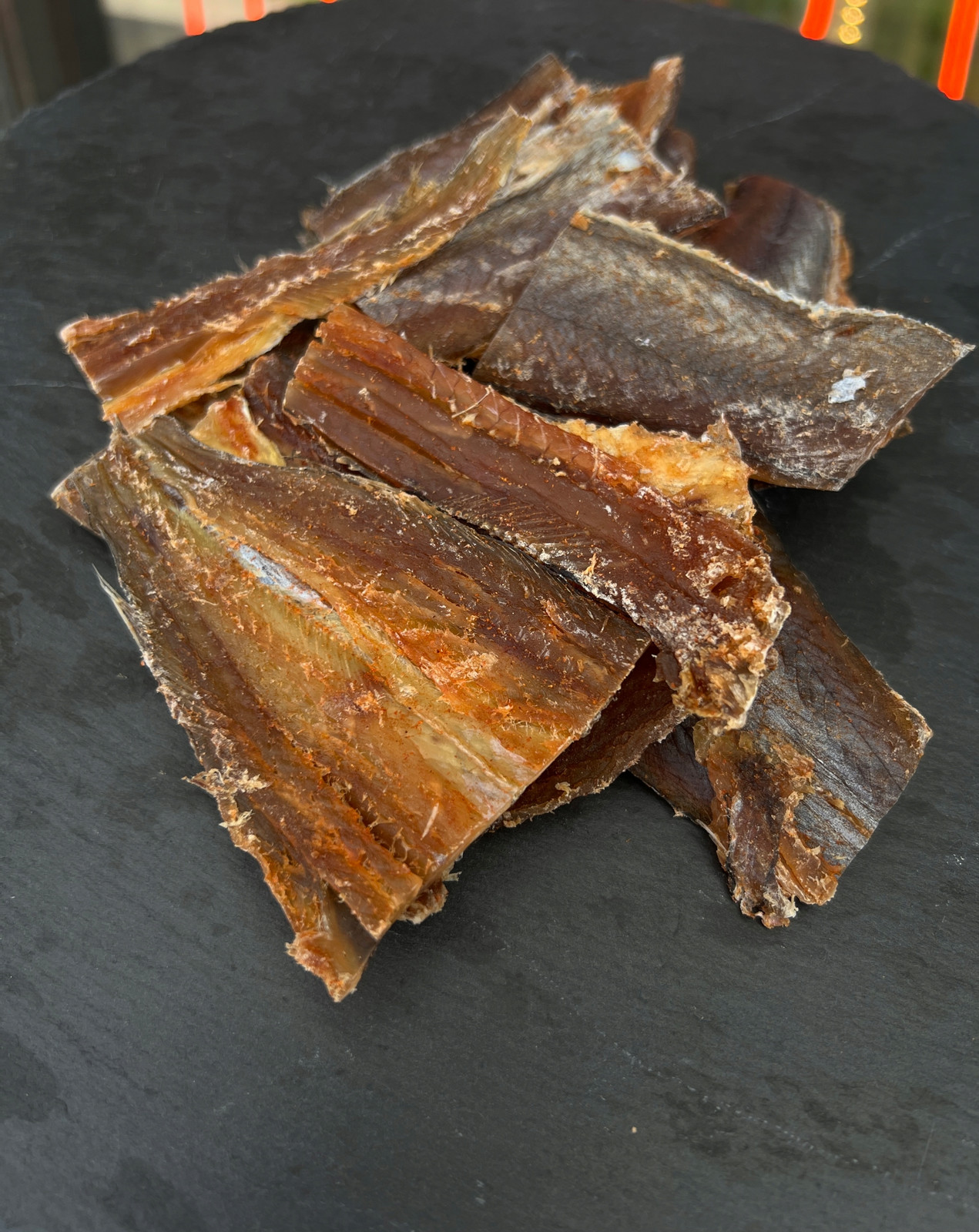 Sušená ryba Modrá barva s chilli papričkami v kusech 1 kg svačinka k pivu