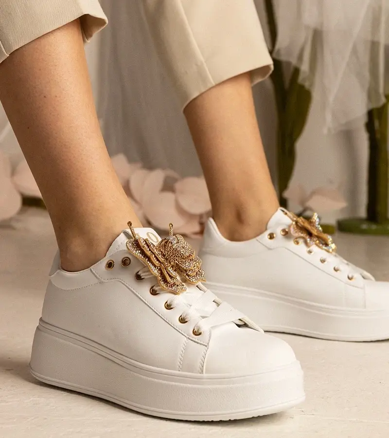 UR/CEO White sneakers adorned with a rhinestone butterfly Kariba