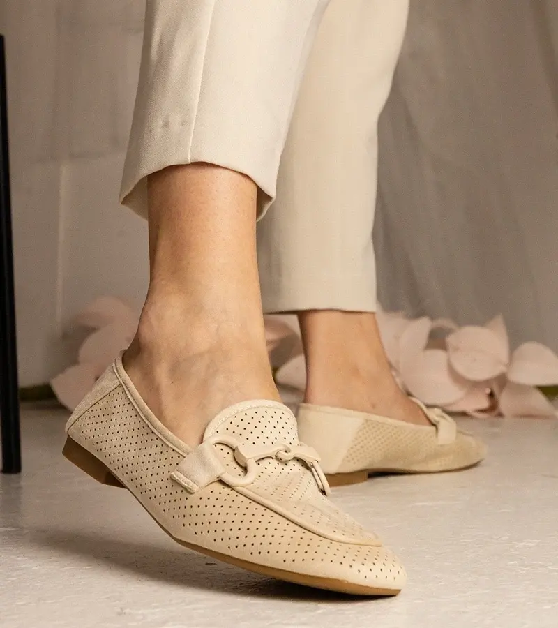 UR/CEO Beige perforated women's moccasins with decoration Mensory