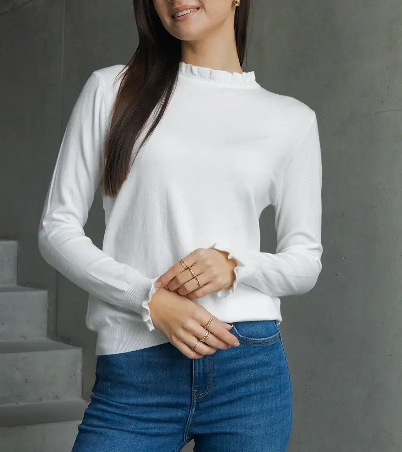 UR/CEO White soft sweater with ruffle detail Luel