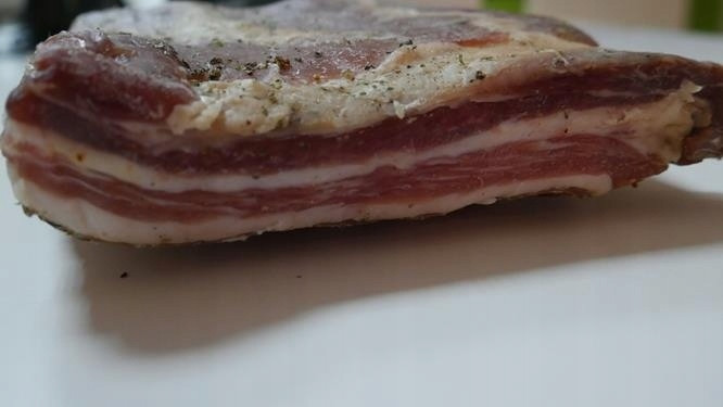 Lahodná nakládaná slanina 1000g chuť, kterou si zamilujete!