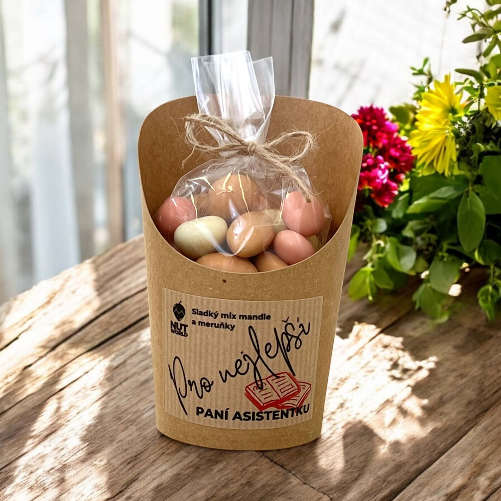 Nutworld.cz Mandle a meruňky v čokoládě v celofánku a kelímku 180g - PRO PANÍ ASISTENTKU