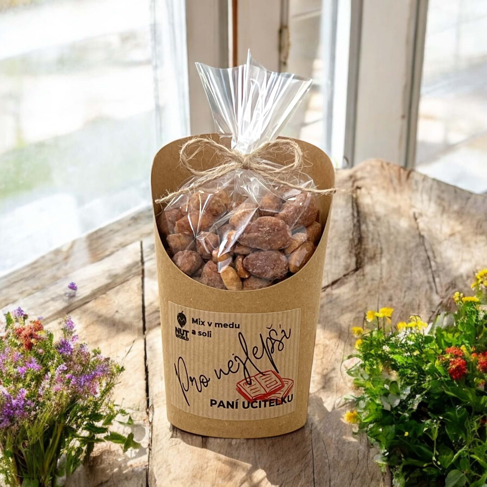 Nutworld.cz Mix ořechů v medu a soli v celofánku a kelímku 180g PRO PANÍ UČITELKU