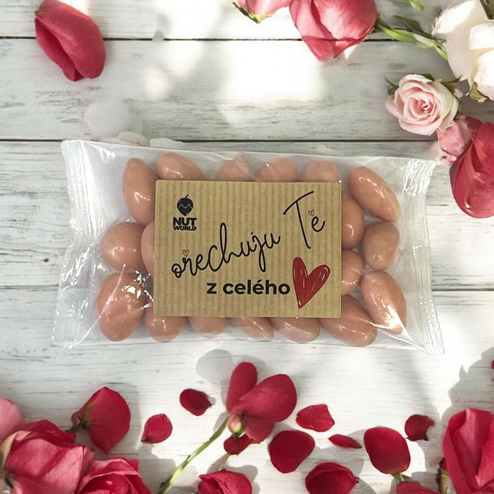 Nutworld.cz Zamilované oříšky v sáčku - Mandle v jahodovém jogurtu 80g - Ořechuju Tě