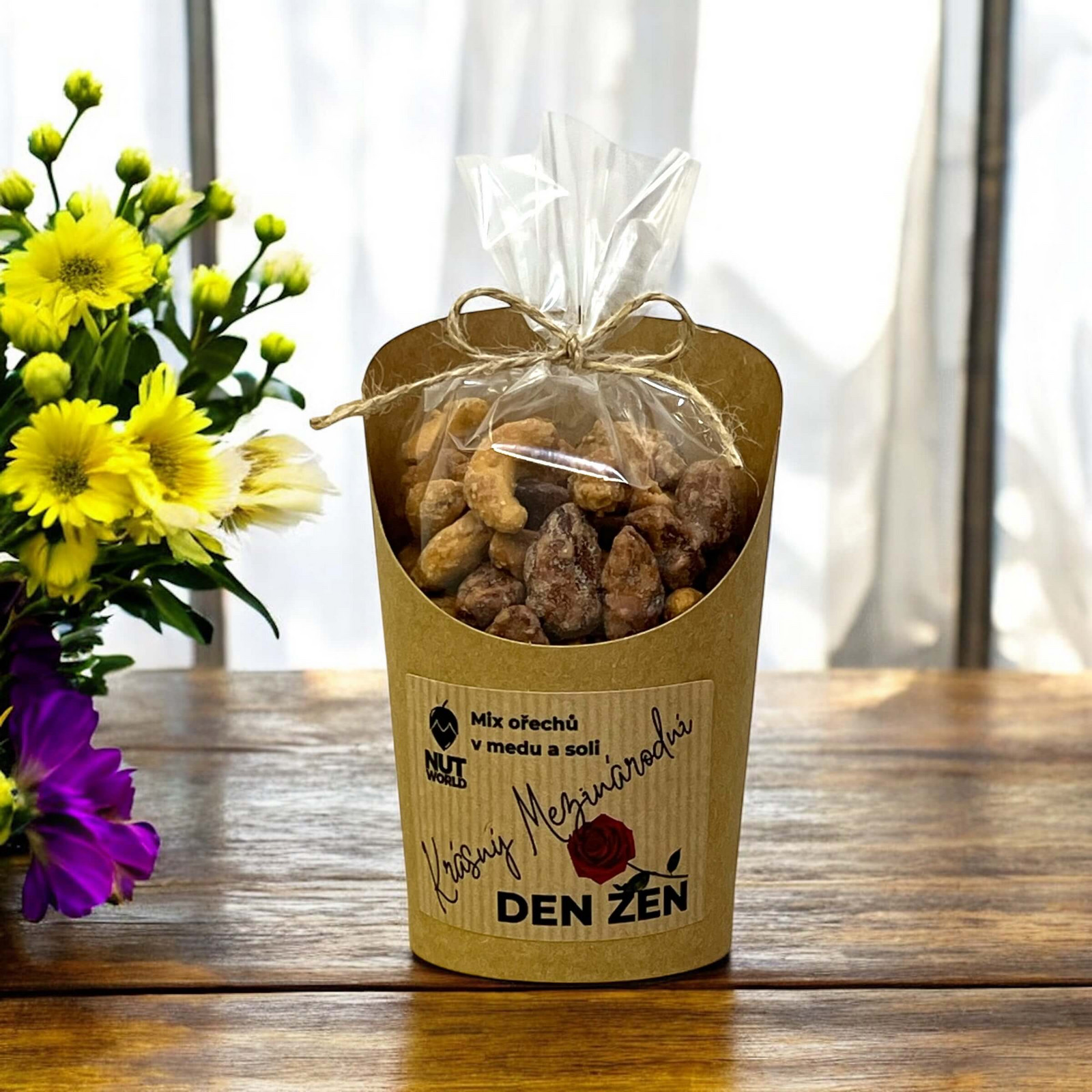 Nutworld.cz Mix ořechů v medu a soli v celofánku a kelímku 180g - k MDŽ