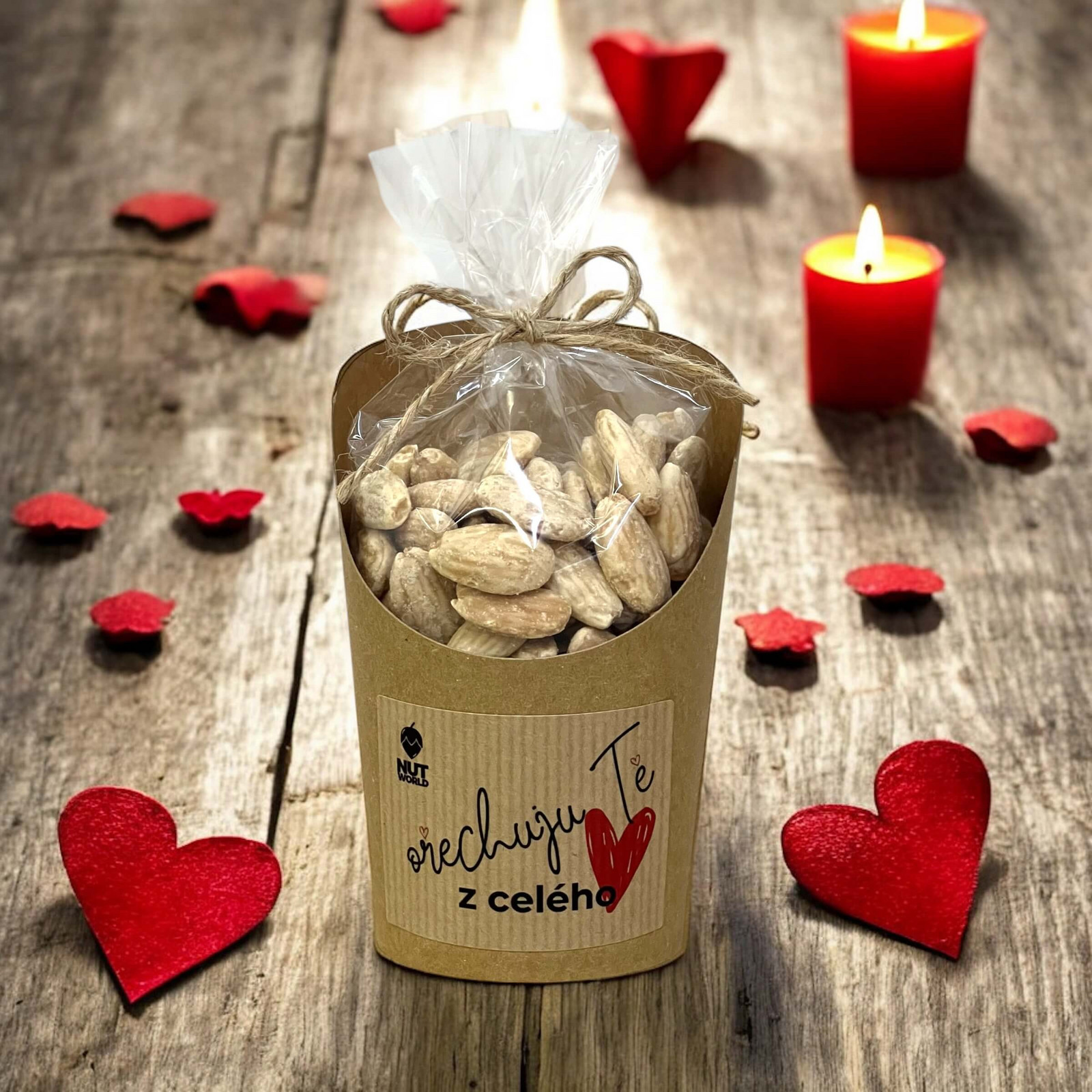 Nutworld.cz Mandle loupané pražené solené v celofánku a kelímku 180g - Ořechuju tě