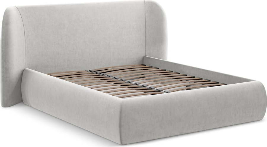 Světle šedá čalouněná dvoulůžková postel s úložným prostorem s roštem 180x200 cm Hauke – Makamii
