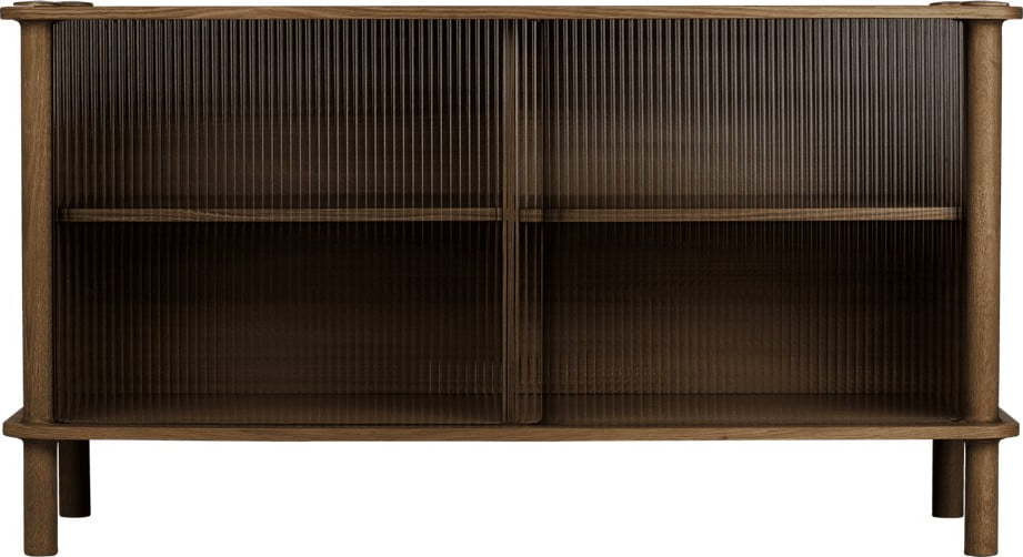 Hnědá vitrína z dubového dřeva s posuvnými dveřmi 135x73,5x48 cm Italic – UMAGE