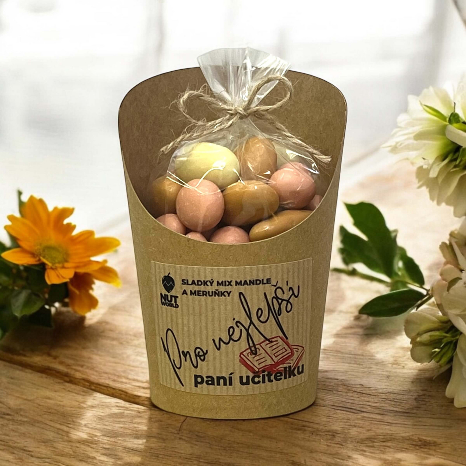 Nutworld.cz Mandle a meruňky v čokoládě v celofánku a kelímku 180g - PRO PANÍ UČITELKU