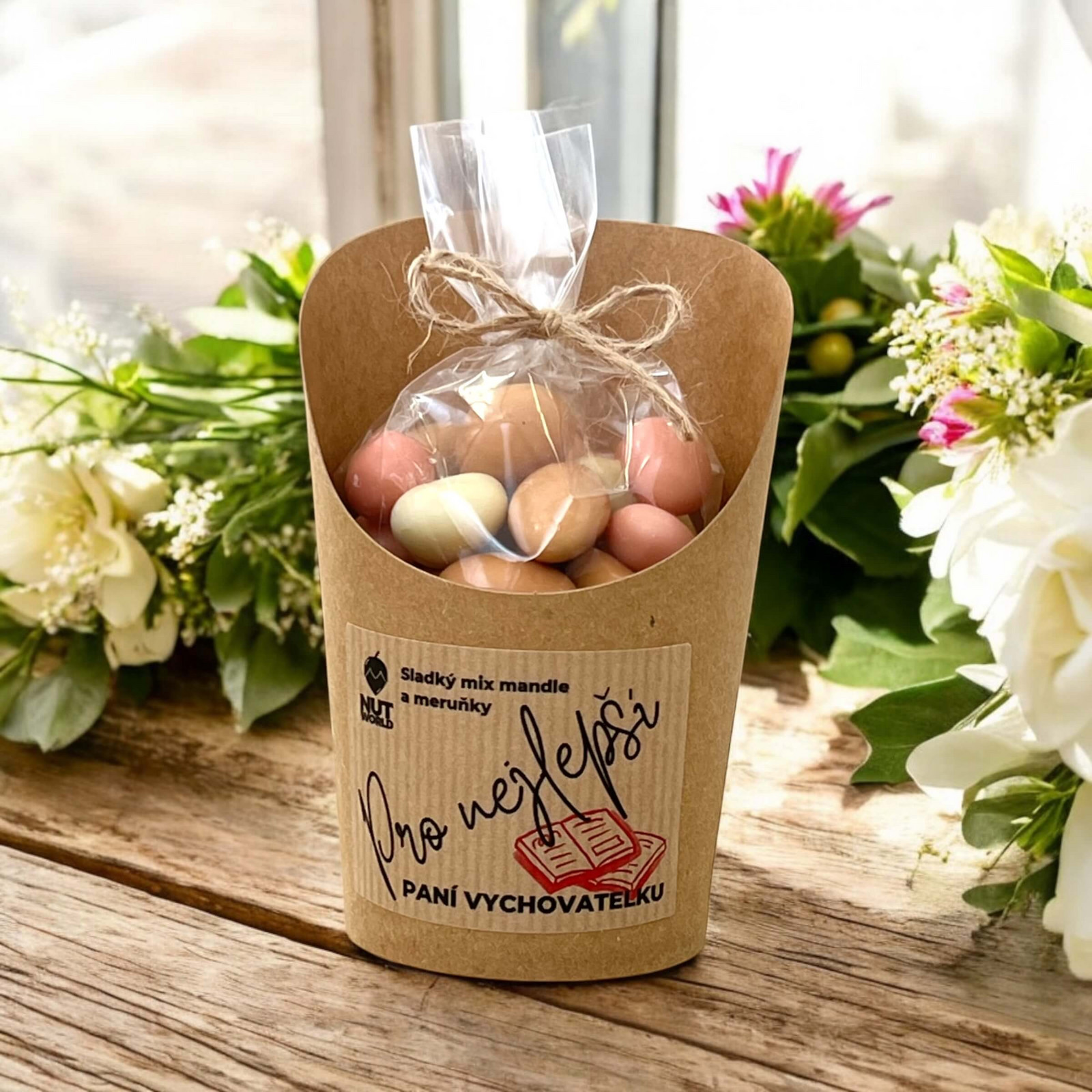 Nutworld.cz Mandle a meruňky v čokoládě v celofánku a kelímku 180g - PRO PANÍ VYCHOVATELKU