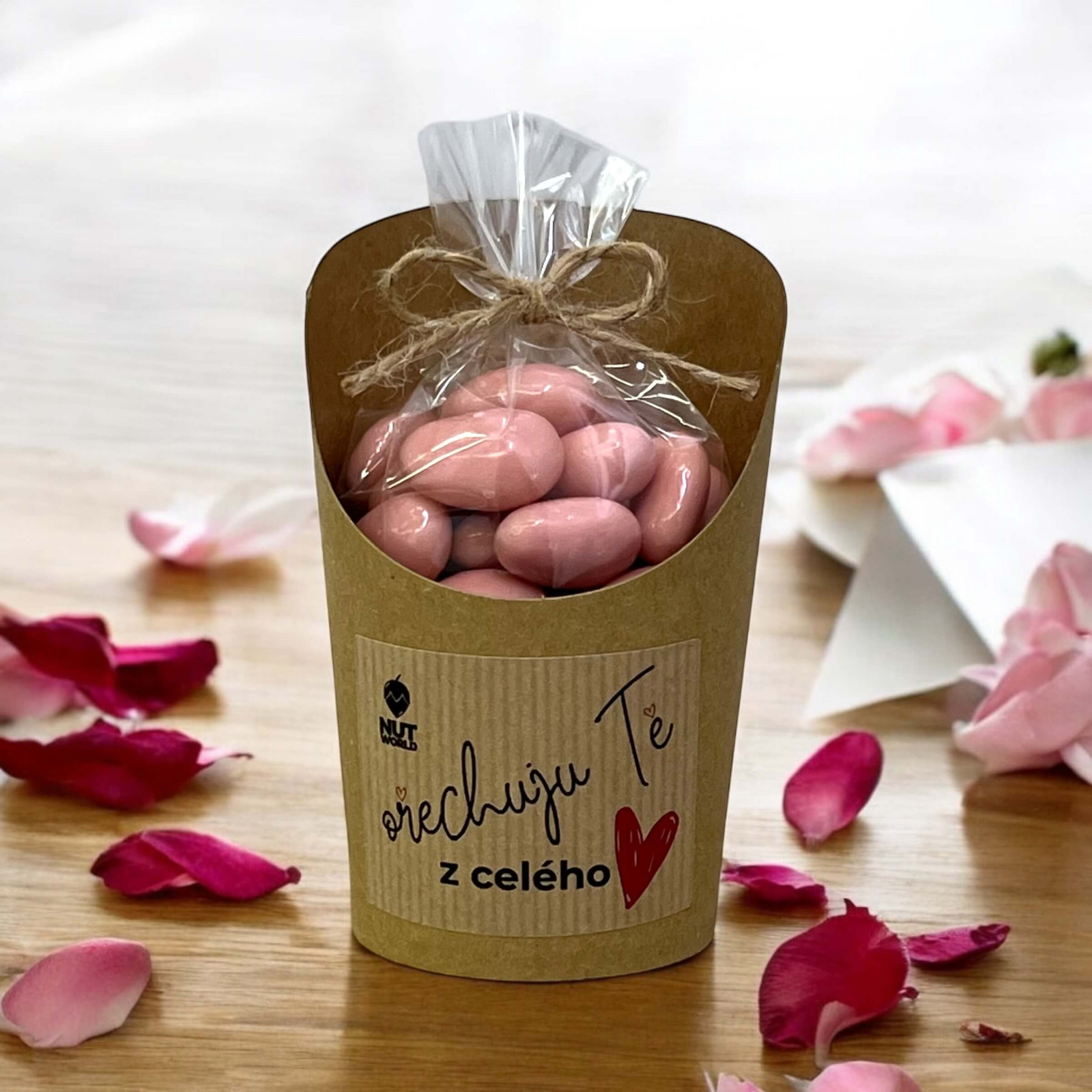 Nutworld.cz Mandle v jahodovém jogurtu v celofánku a kelímku 180g - Ořechuju tě