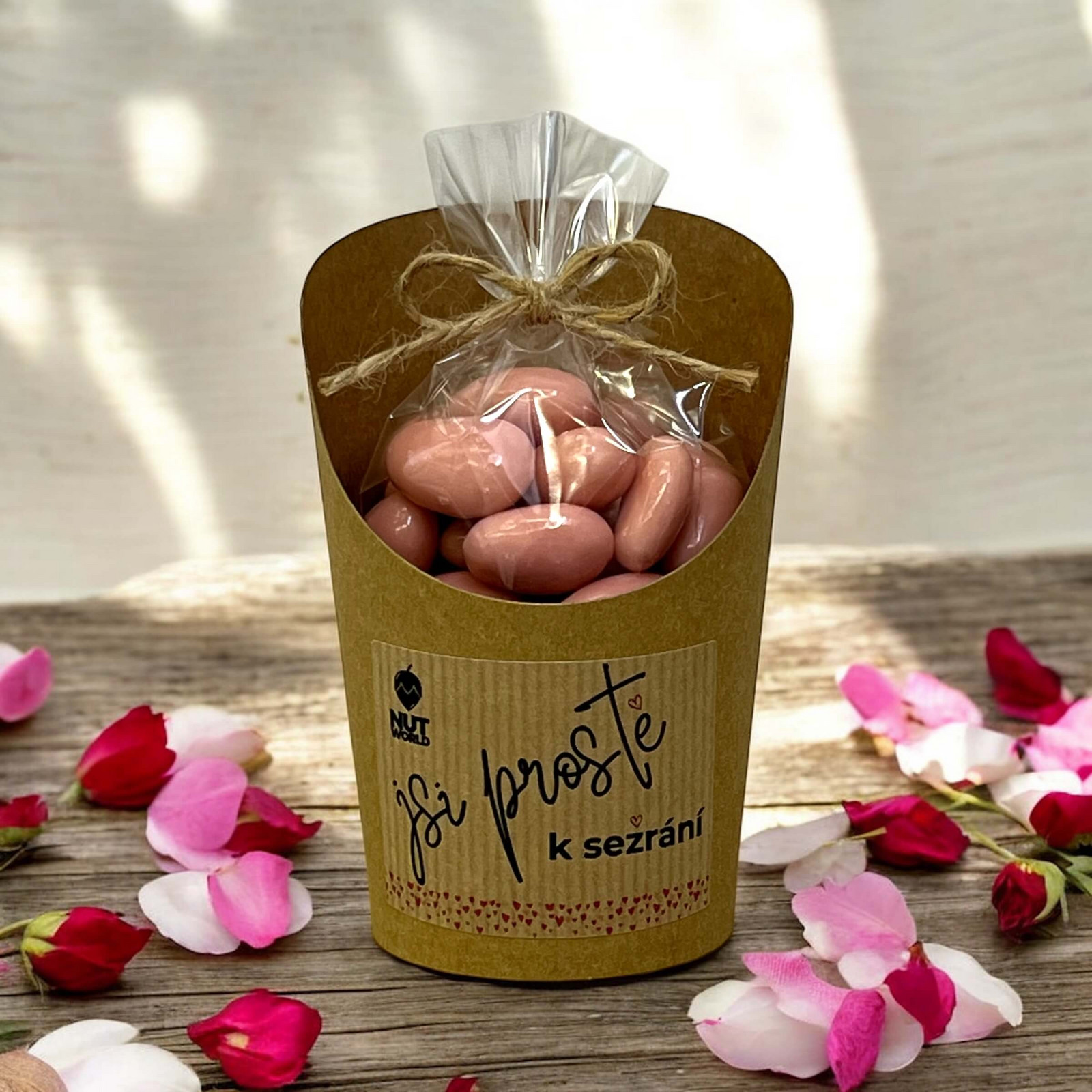 Nutworld.cz Mandle v jahodovém jogurtu v celofánku a kelímku 180g - Jsi prostě k sežrání