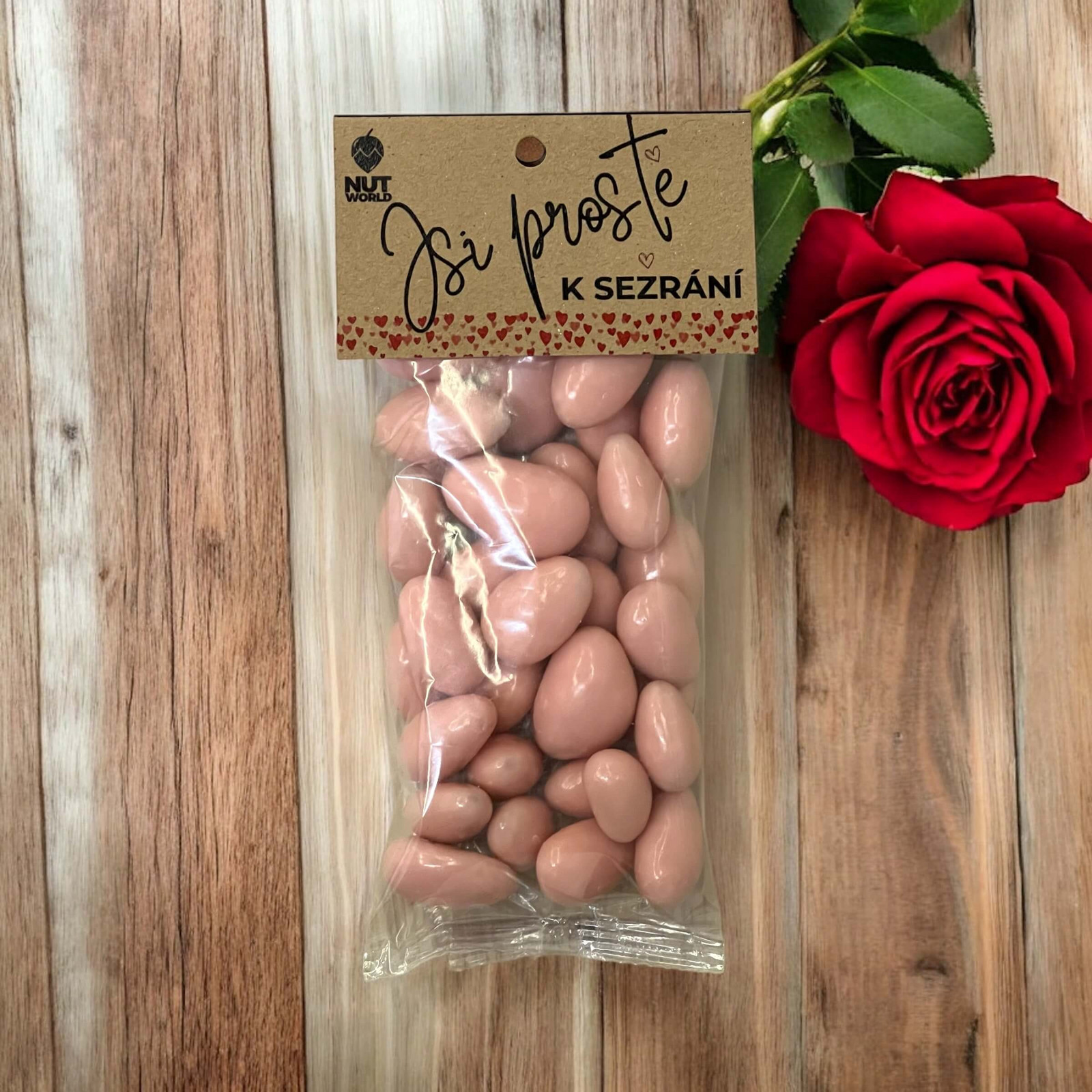 Nutworld.cz Zamilovaný sáček - Mandle v jahodovém jogurtu 100g - Jsi prostě k sežrání