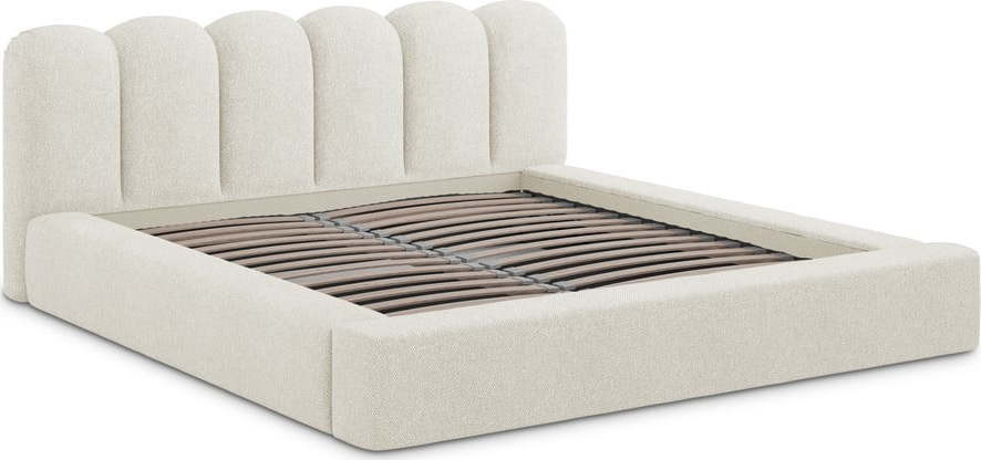 Krémová čalouněná dvoulůžková postel s úložným prostorem s roštem 180x200 cm Mano – Makamii
