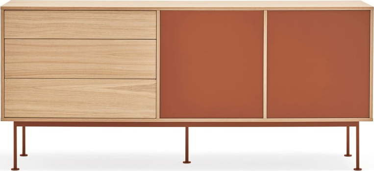 Cihlově červená komoda s dubovou dýhou Teulat Yoko, šířka 180 cm