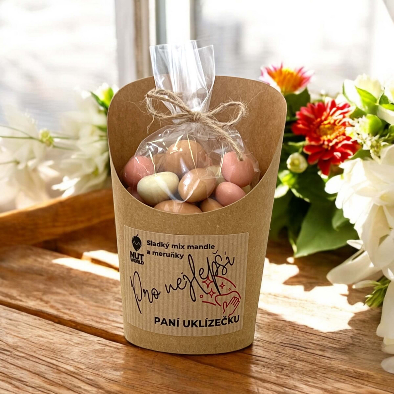 Nutworld.cz Mandle a meruňky v čokoládě v celofánku a kelímku 180g - PRO PANÍ UKLIZEČKU