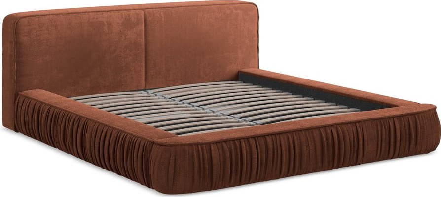 Čalouněná dvoulůžková postel v terakotové barvě s úložným prostorem s roštem 140x200 cm Keoni – Makamii