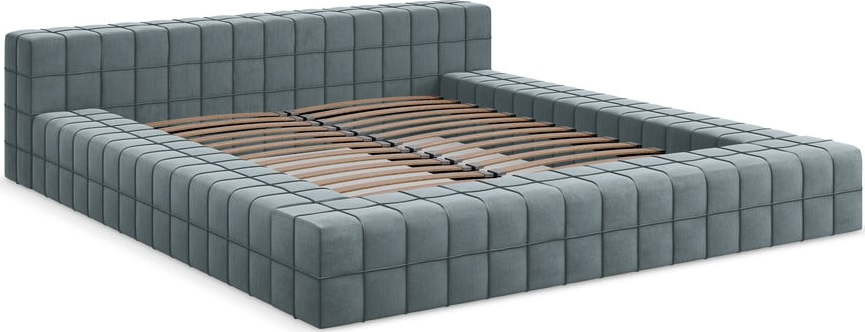 Světle modrá čalouněná dvoulůžková postel s roštem 160x200 cm Akela – Makamii