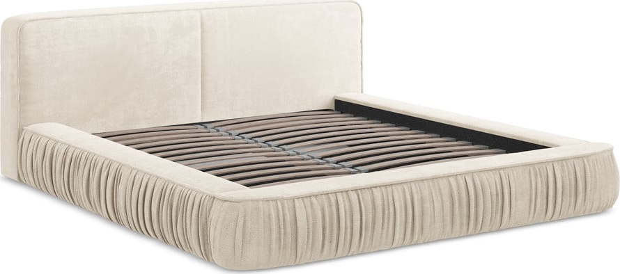 Krémová čalouněná dvoulůžková postel s úložným prostorem s roštem 180x200 cm Keoni – Makamii