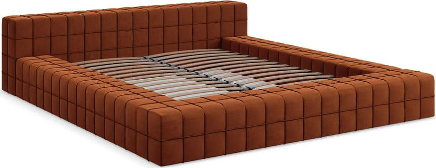 Čalouněná dvoulůžková postel v terakotové barvě s roštem 140x200 cm Akela – Makamii