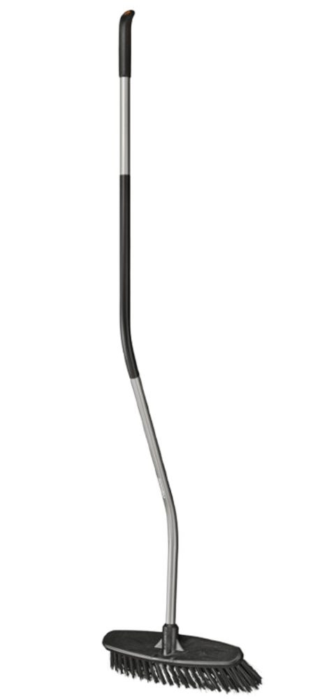 Koště se zahnutou násadou Fiskars Ergonomic™ 1077114