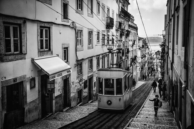 Adolfo Urrutia Fotografie Tram in Lisbon, Adolfo Urrutia, 40 × 26.7 cm