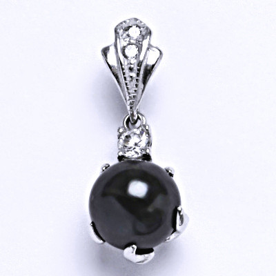 Stříbrný přívěšek s černou umělou perlou, 1190/1