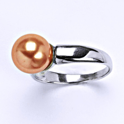 Stříbrný prsten s umělou perlou lososovou 10 mm, T 1180 V, vel.57