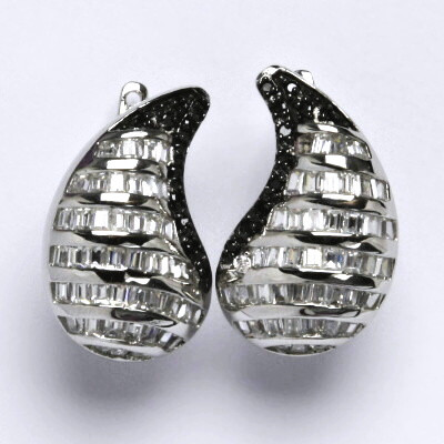 Střírdné náušnice s čirým a černými zirkony,váha 11,04 g