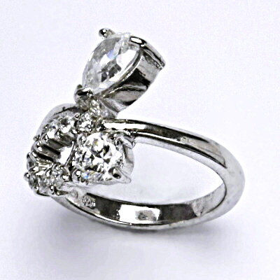 Stříbrný prsten s čirými zirkony, váha 5,55 g