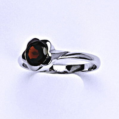 Stříbrný prsten se syntetickým granátem T 1271