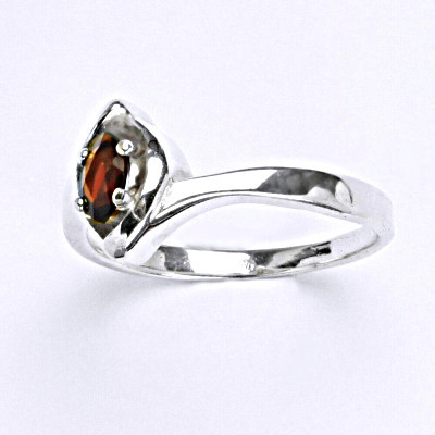 Stříbrný prsten s přírodním granátem, T 1232