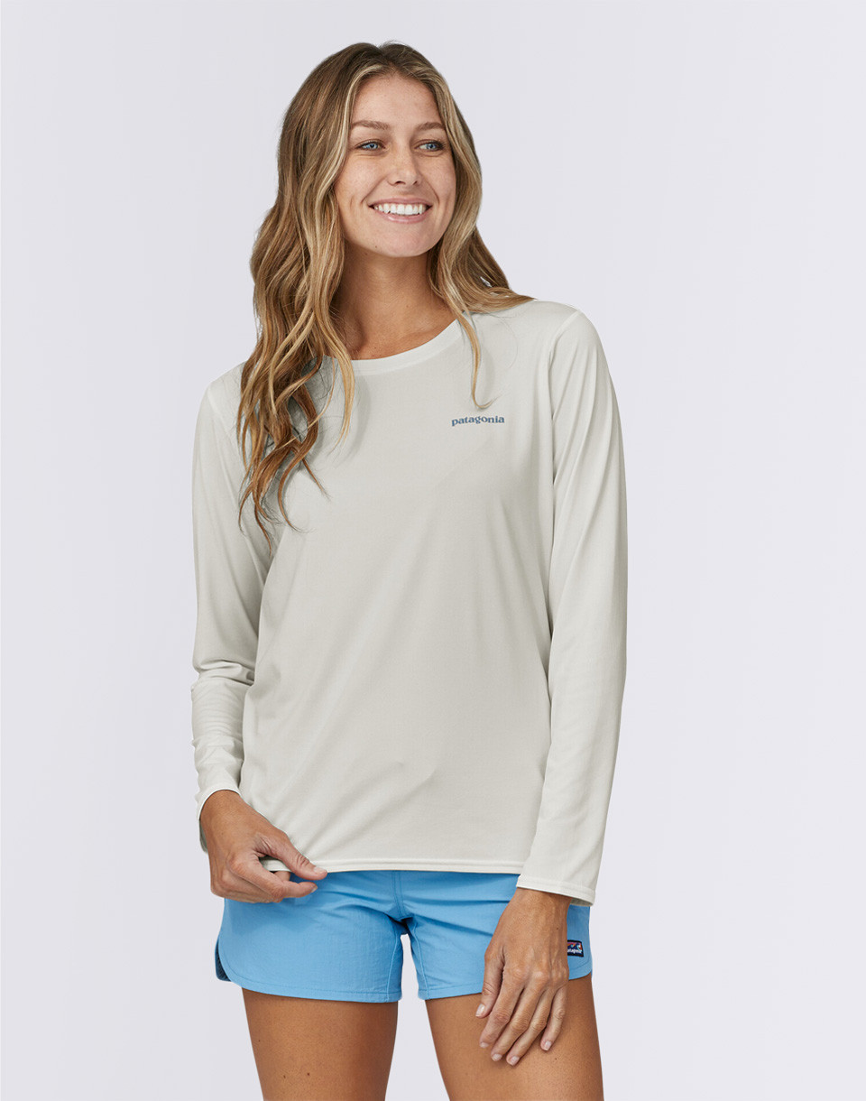 Patagonia W's L/S Cap Cool Daily Graphic Shirt - Waters Boardshort Logo Light Plume Grey: White XS