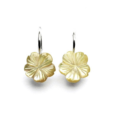 Stříbrné náušnice, přírodní žlutá perleť, kytička 10 mm, NK 1183