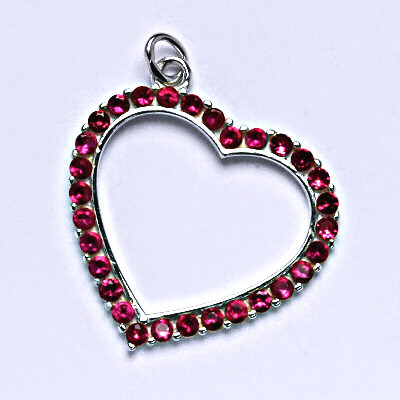 Stříbrný přívěšek ve tvaru srdce se synt. rubínky, přívěšek srdce se zirkony P 1478