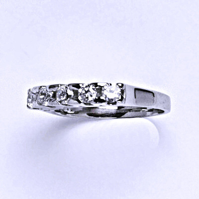 Stříbrný prsten se syntetickými čirými zirkony, váha 2,60 g