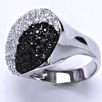 Stříbrný prsten, prsten ze stříbra, syntetický čirý a černý zirkon, váha 8,9 g, vel.56