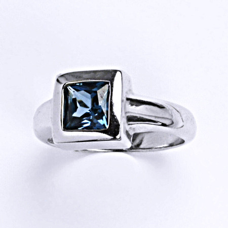 Stříbrný prsten s akvamarínem vel.50 posl.kus