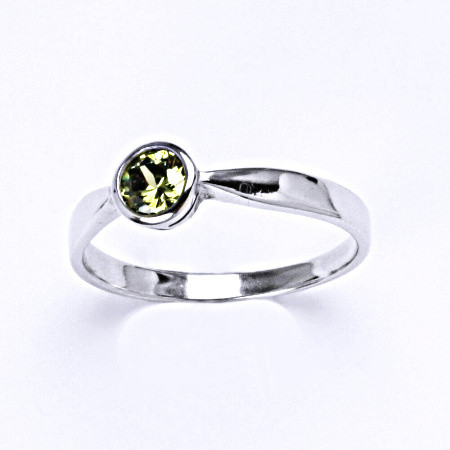 Stříbrný prsten se syntetickým zirkonem olivín