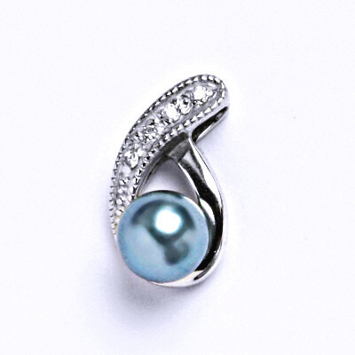 Stříbrný přívěšek s umělou zelenomodrou perlou, P 1195