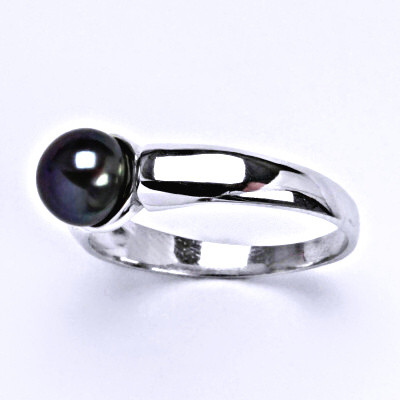 Stříbrný prsten s černou přírodní perlou 8 mm, T 1180