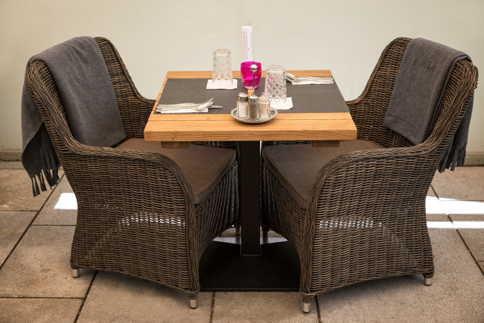 Goleto Stůl z masivního dubového dřeva Mateo | 700x700x40mm | Made in Czech