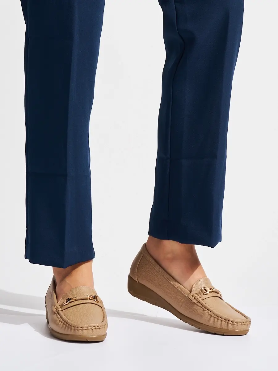 Jedinečné béžové dámské mokasíny na klínku