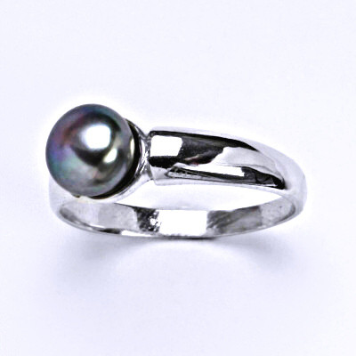 Stříbrný prsten s přírodní perlou černou ( do zelena ) 8 mm, T 1180