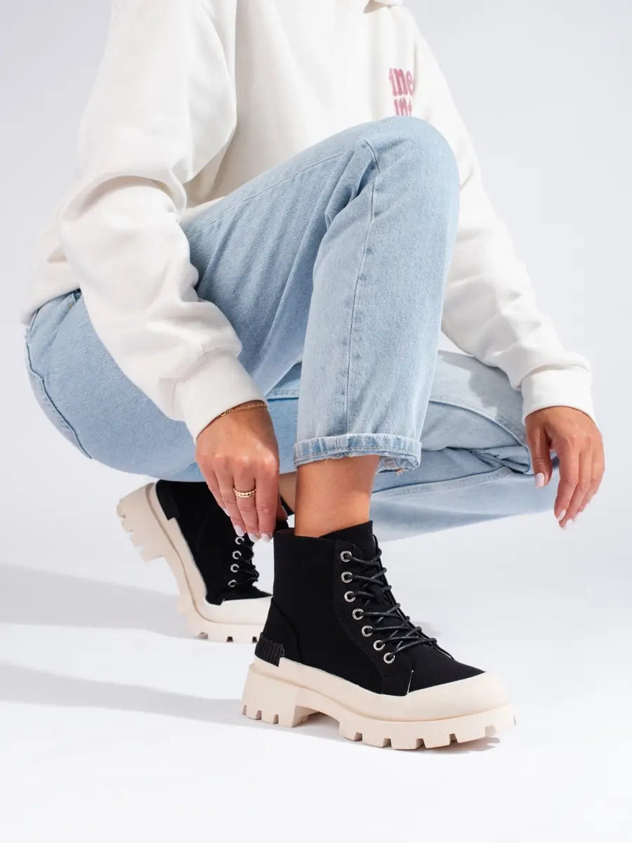 Pohodlné dámské černé kotníkové boty na plochém podpatku