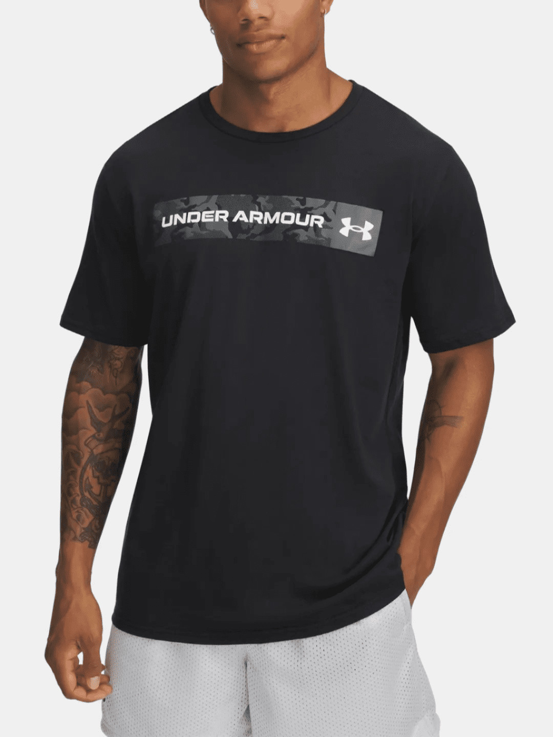 Under Armour UA CAMO CHEST STRIPE SS-BLK Pánské tričko S 1376830-002