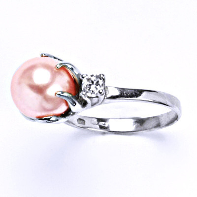 Stříbrný prsten s umělou růžovou perlou, T 1190