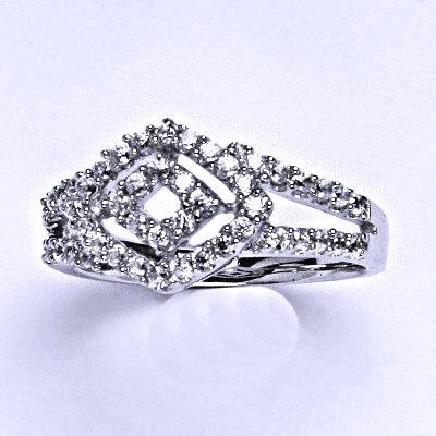 Stříbrný prsten se syntetickými čirými zirkony, váha 4,74 g