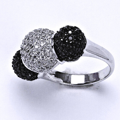 Stříbrný prsten, prsten ze stříbra, syntetický čirý a černý zirkon, váha 12,8 g, vel.54